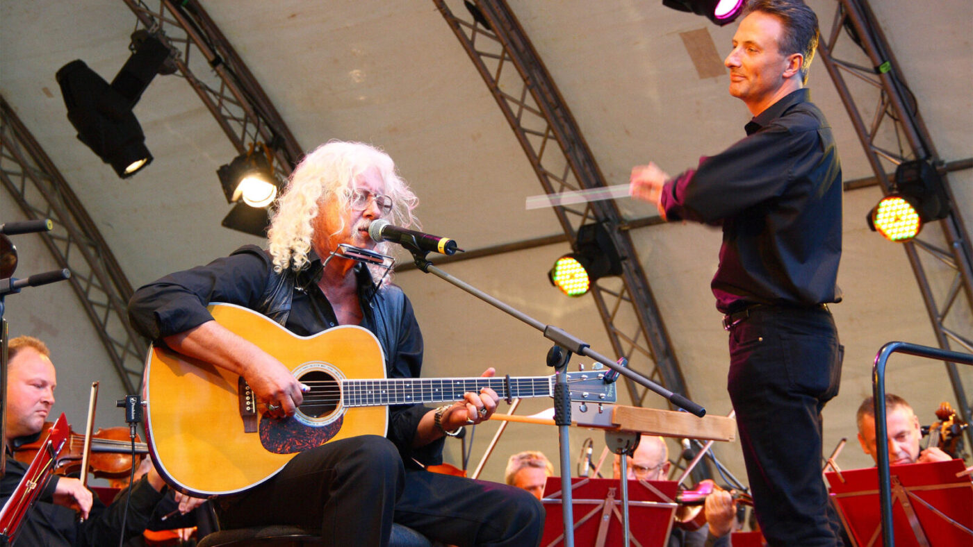 Arlo Guthrie, citing health, says he's retired from touring | WFMT
